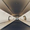 Lichttunnel im Flughafen Gatwick (Foto: Belinda Fewings/ Unsplash.com)  