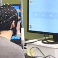 Proband mit 'Mütze' beim Testen des Gedankenlesegeräts im Labor (Foto: uts.edu.au) 