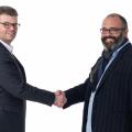 Handshake: Selmir Jakupovic, Sales Manager Switzerland von Grundig, und Adrian Meier, Leiter Category TV & Audio bei Alltron (r.) (Bild: zVg)  