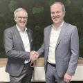Handshake zwischen Red-Hat-Schweiz-Chef Richard Zobrist (links) und Bechtle-Geschäftsführer Christian Speck (Bild: zVg) 