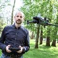 JKU-Forscher Oliver Bimber steuert die Drohne, die durch Blätter sehen kann (Foto: jku.at)