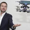 Mirko Kovac, hier mit einer anderen Art von Drohne, ist Leiter des Materials and Technology Center of Robotics der Empa und Direktor des Aerial Robotics Laboratory am Imperial College London. Bild: Imperial College London