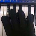 Robo-Handschuh am Piano (Foto: M Lin, R Paul, M Abd, J Jones, D Dieujuste, H Chim, E Engeberg)