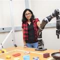 Lakshmi Nair bei Tests mit dem Roboter (Foto: RAIL, gatech.edu)