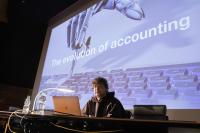 Abacus-CEO Claudio Hintermann bei einem Vortrag (Bild: zVg)