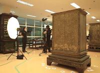 Das pig-legged Manuscript Cabinet der Nationalbibliothek Thailand wird 3D-gescannt (Bild: Screenshot) 