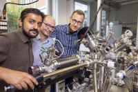Die Empa-Forscher Shantanu Mishra, Pascal Ruffieux und Roman Fasel (von links nach rechts) an einer Ultrahochvakuum-Anlage zur Herstellung von Triangulen Spinketten. Bild: Gian Vaitl / Empa