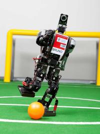 Als autonomer fussballspielender humanoider Roboter war HR18 Mitglied der humanoiden Roboterfussballmannschaft Darmstadt Dribblers. (Bild: Darmstadt Dribblers / Technische Universität Darmstadt)