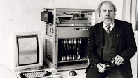 Niklaus Wirth 1984, als er den renommierten Turing-​Award gewann. Links von ihm steht 'Lilith*, eine der ersten Computer-​Workstations mit grafischem Bildschirm und Maus sowie Vorläuferin der heutigen Personal Computer. (Bild: Niklaus Wirth)